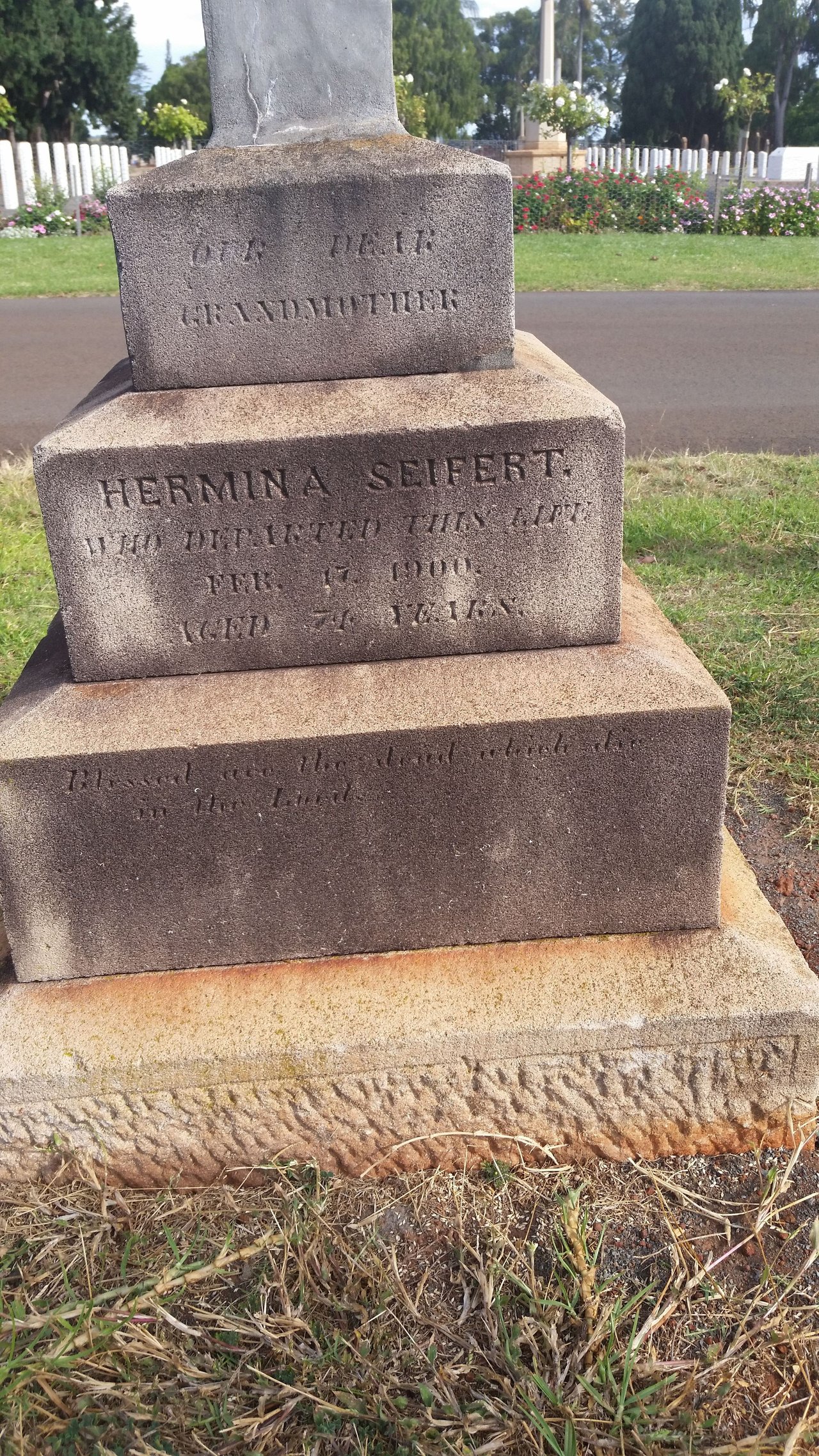 seifert-hermina-headstone-drayton-toowoomba.jpg