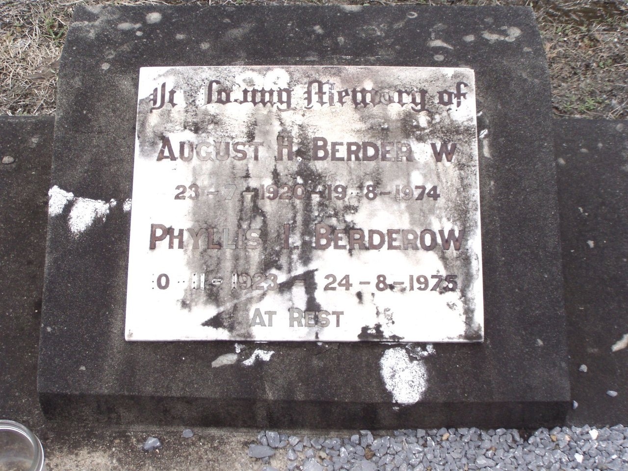berderow-august-phyllis-headstone.jpg