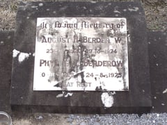 berderow-august-phyllis-headstone.jpg